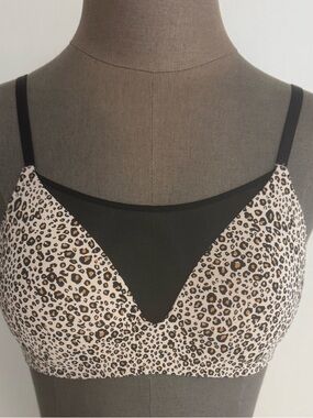 VICTORIA’S SECRET Leopard Print Wireless Bra with Black Mesh NWT